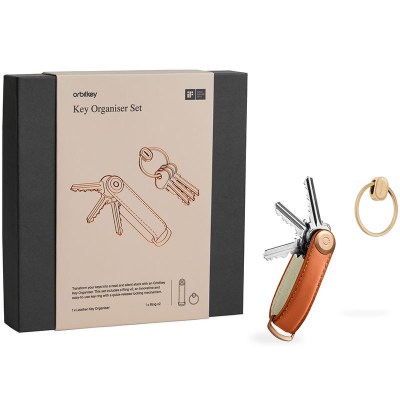 Orbitkey Organiser Set - Cognac Tan Stitching  Yellow Gold Ring V2 - Unikt set med Yellow Gold Ring V2. Förvandlar din skramlande och repande nyckelhärva till en tyst samlad stapel av nycklar som kan fällas ut.